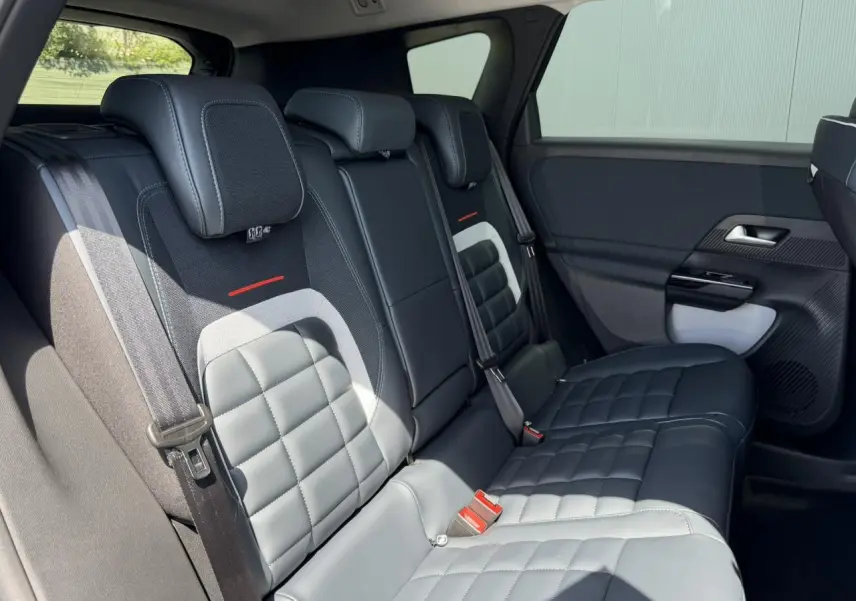 Vue intérieure côté droit des sièges arrière gris et noirs du Citroën C5 Aircross 2026 avec sellerie Sofa Design.