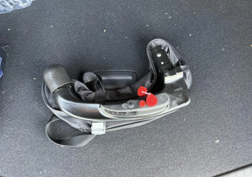 Gros plan sur l'attelage démontable noir posé sur le tapis de coffre gris d'un Citroën C5 Aircross 2026.
