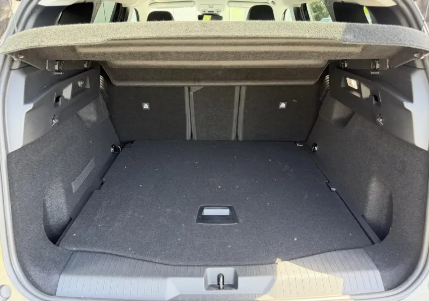Coffre ouvert vu de l'arrière du Citroën C5 Aircross gris Platinium, montrant un espace de chargement spacieux et propre.