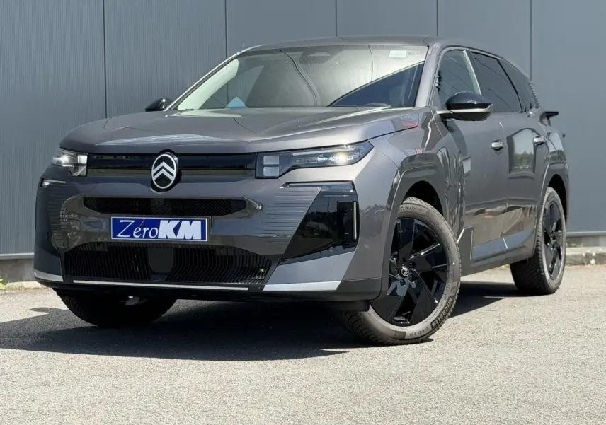 Citroën C5 Aircross gris Platinium en 3/4 avant droit, avec jantes noires et calandre moderne distinctive.