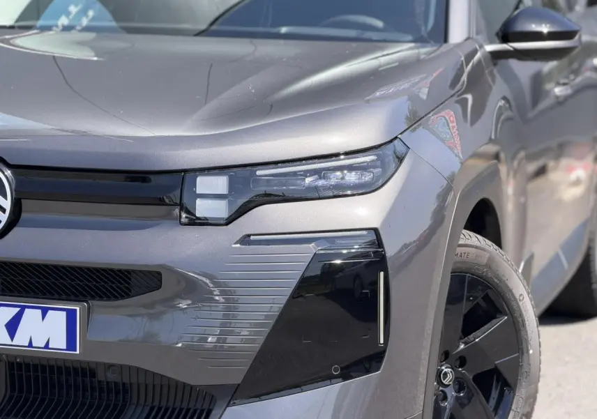 Vue avant droite rapprochée du Citroën C5 Aircross gris Platinium, mettant en valeur son optique LED et jante noire.