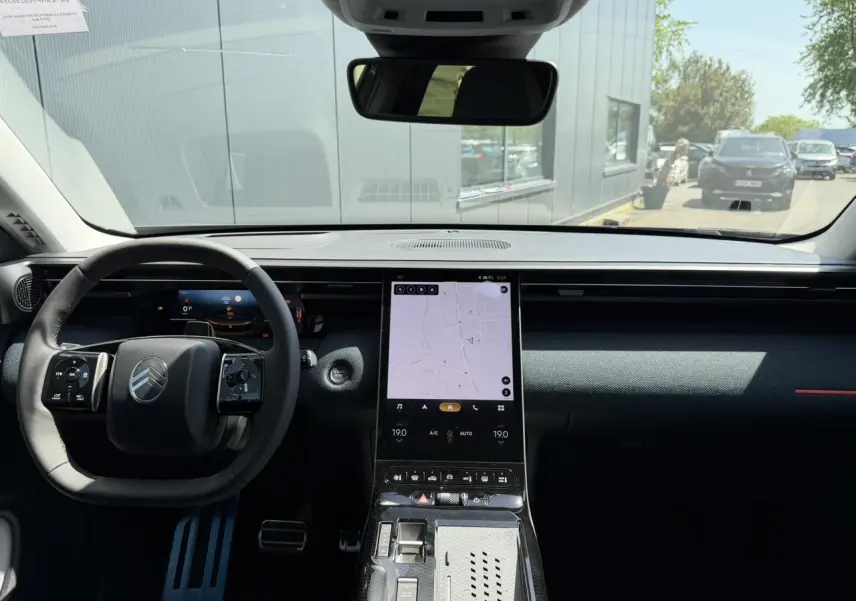 Vue intérieure avant du Citroën C5 Aircross gris Platinium, mettant en valeur le tableau de bord et l'écran tactile vertical.