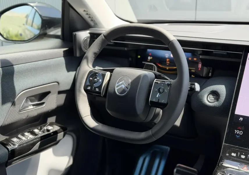 Vue rapprochée du volant multifonctions noir et du tableau de bord numérique du Citroën C5 Aircross 2026.