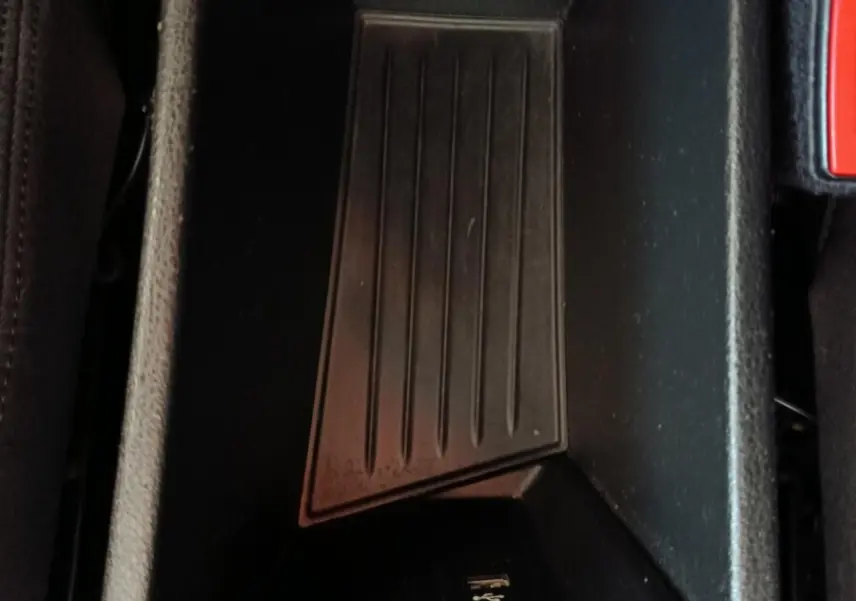 Vue rapprochée de la console centrale noire du BMW X1 sDrive18i Lounge 2021, avec port USB visible au fond.