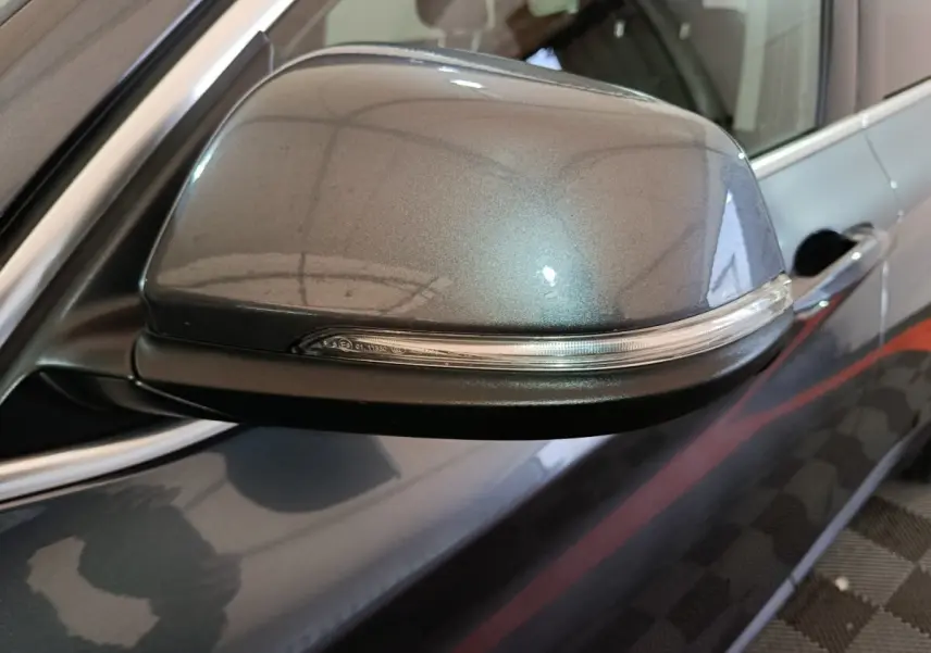 Rétroviseur droit gris foncé métallisé de BMW X1 sDrive18i Lounge 2021 avec clignotant intégré.