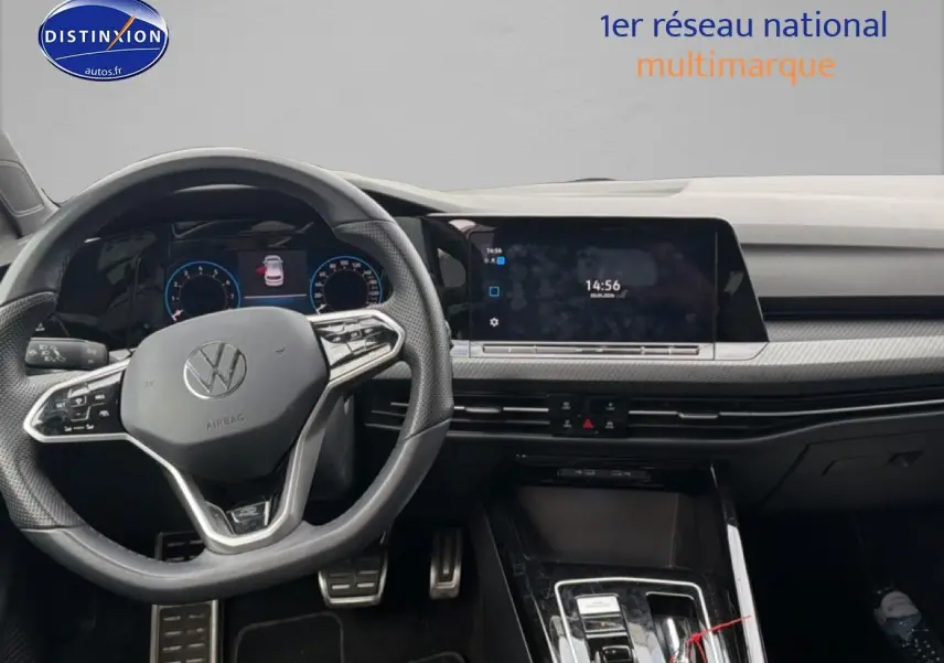 Vue intérieure centrée sur le volant cuir multifonction et l’écran tactile du tableau de bord d’une Volkswagen Golf 2024.