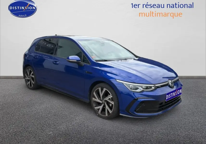 Volkswagen Golf 1.5 etsi opf 130 R-Line bleu vue 3/4 avant avec jantes alu et phares LED.