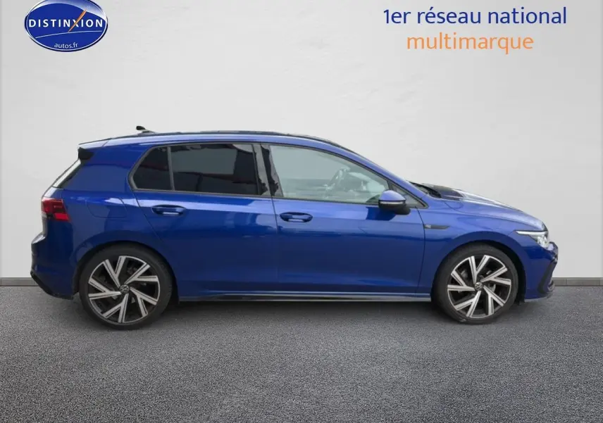 Profil droit d'une Volkswagen Golf 1.5 etsi opf 130 R-Line DSG7 bleu avec jantes alu distinctives.