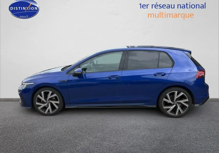 Profil droit d'une Volkswagen Golf 1.5 ETSI OPF 130 R-Line 2024 bleu avec jantes alliage et vitres teintées.