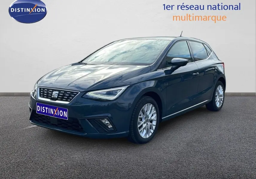 Vue 3/4 avant d'une SEAT Ibiza bleu fjord avec jantes alliage et phares LED, stationnée sur sol gris.