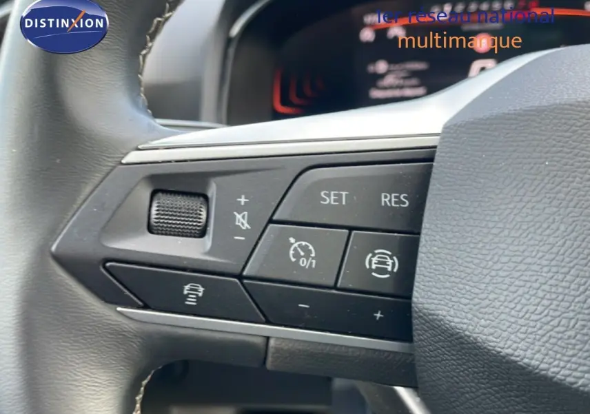 Gros plan sur les commandes au volant de la SEAT Ibiza 2025, version Special Edition, avec boutons de régulateur de vitesse.