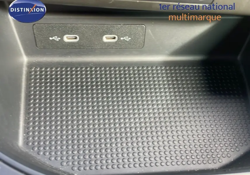 Gros plan sur la zone de recharge avec deux ports USB-C dans l'habitacle de la SEAT Ibiza 2025.