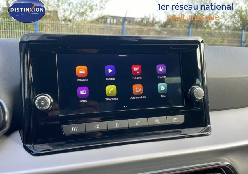 Écran tactile central de la SEAT Ibiza 2025 affichant les menus multimédias, vue intérieure rapprochée.