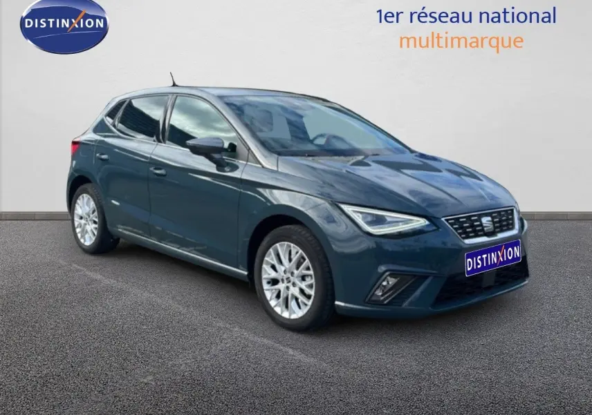 SEAT Ibiza 2025 bleu Fjord en vue 3/4 avant droit, avec jantes alliage et phares LED distinctifs.