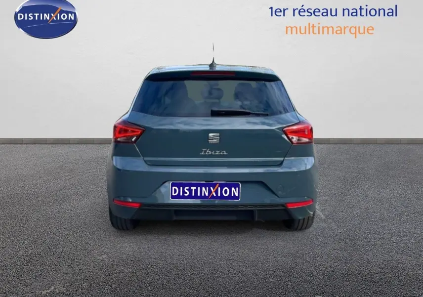Vue arrière d'une SEAT Ibiza bleu fjord 2025, avec feux arrière anguleux et logo distinctif au centre du hayon.
