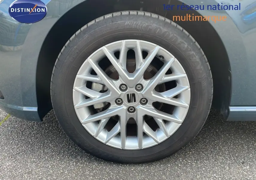 Gros plan sur la roue avant gauche d’une SEAT Ibiza bleu fjord avec jante alliage argentée en étoile.