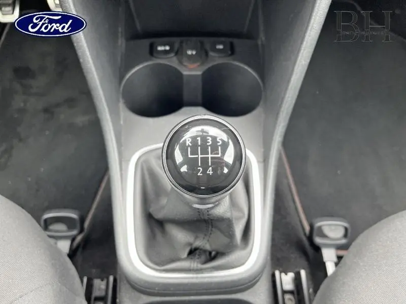 Gros plan sur le levier de vitesses manuel noir de la Volkswagen Polo 1.4 TDI 2017, entouré de console et sièges gris.