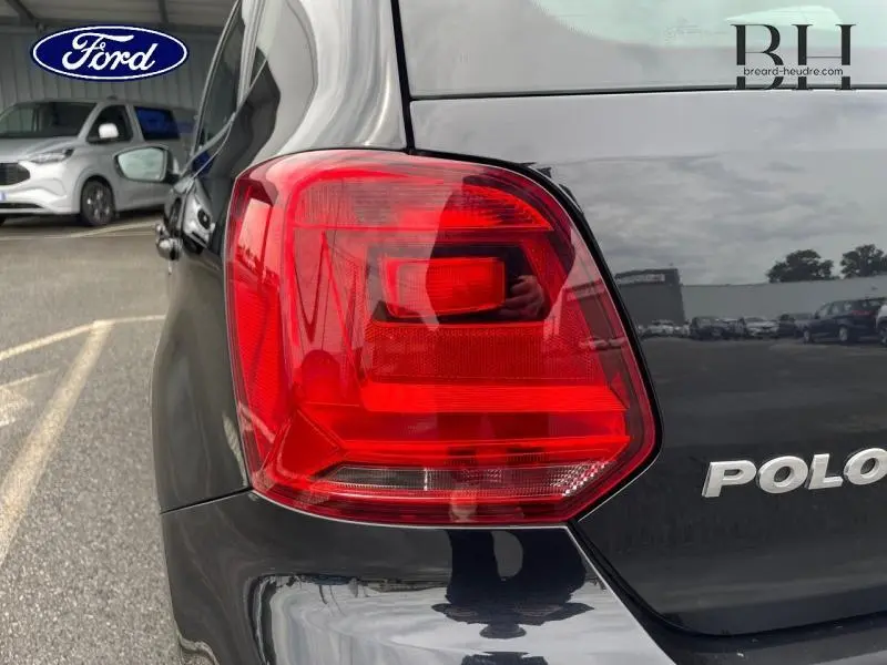 Gros plan sur le feu arrière droit d'une Volkswagen Polo noire 2017, avec le logo Polo visible sur le hayon.