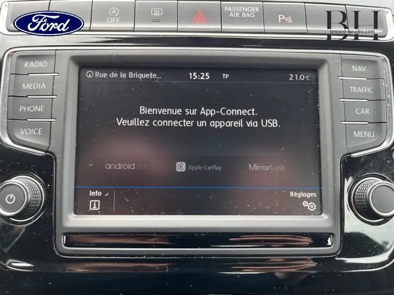 Écran tactile central de la Volkswagen Polo 2017 noir, affichant le message de connexion App-Connect USB.