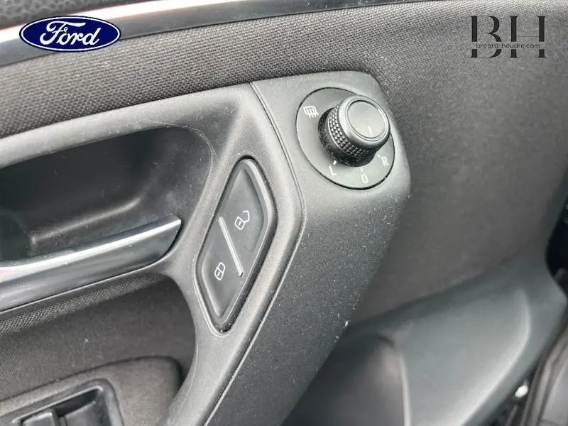 Détail de la porte avant gauche noire d'une Volkswagen Polo 2017, avec commandes des rétroviseurs et verrouillage central.