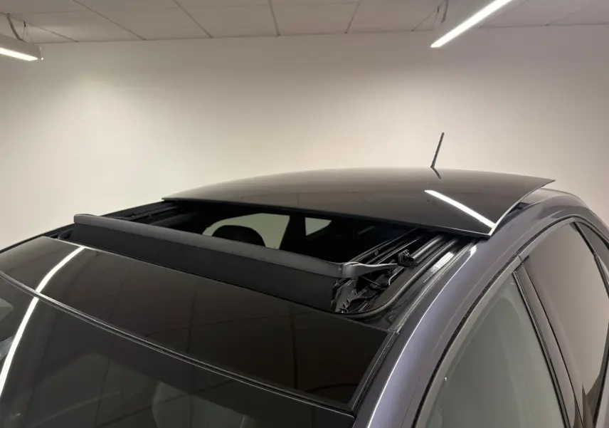 Vue rapprochée du toit ouvrant électrique en verre du Volkswagen Taigo gris cendré, angle arrière droit.