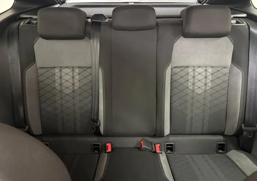 Vue arrière des sièges arrière en tissu noir et gris avec motifs géométriques du Volkswagen Taigo 2024.
