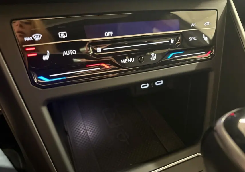 Vue rapprochée du panneau de commande de climatisation et des ports USB du Volkswagen Taigo 1.5 TSI gris cendré.