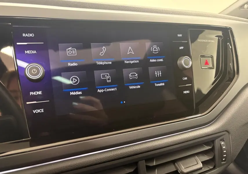 Écran tactile central du Volkswagen Taigo 2024 avec interface multimédia et commandes autour, vue de face rapprochée.