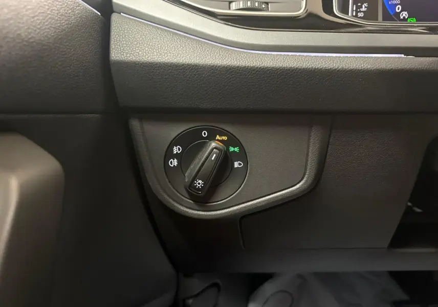 Gros plan sur le bouton de commande des phares dans l’habitacle du Volkswagen Taigo 2024, finition R-Line.
