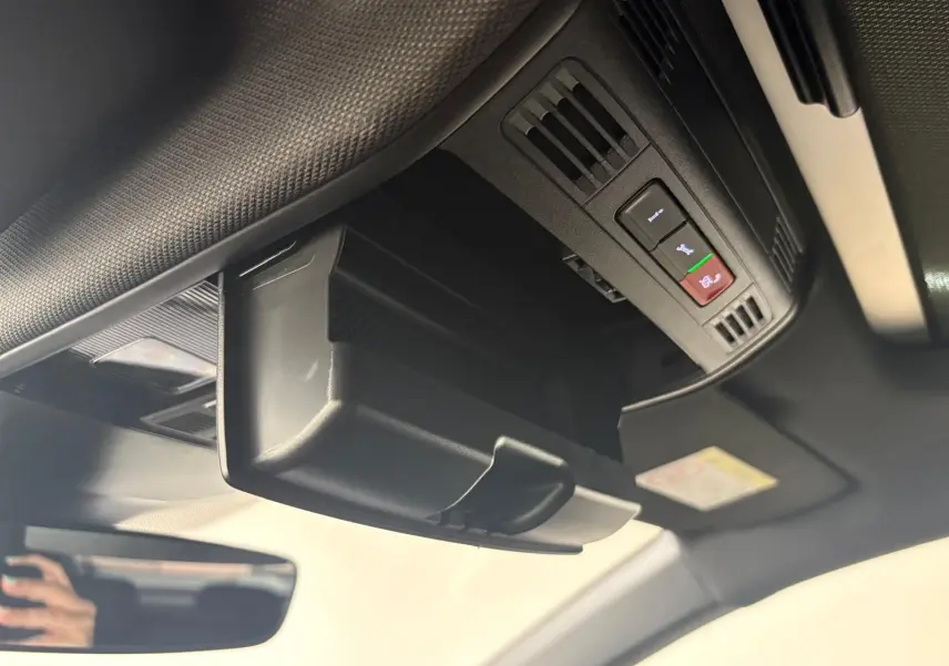 Vue intérieure en contre-plongée du rangement lunettes et commandes au plafond du Volkswagen Taigo gris cendré 2024 R-Line.