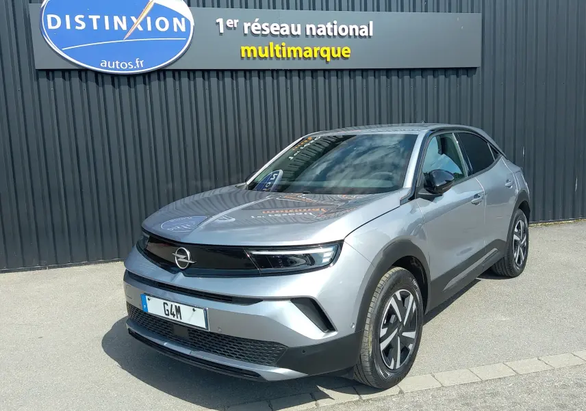 Opel Mokka Electric gris en 3/4 avant droit, SUV compact électrique avec calandre noire et jantes stylisées.