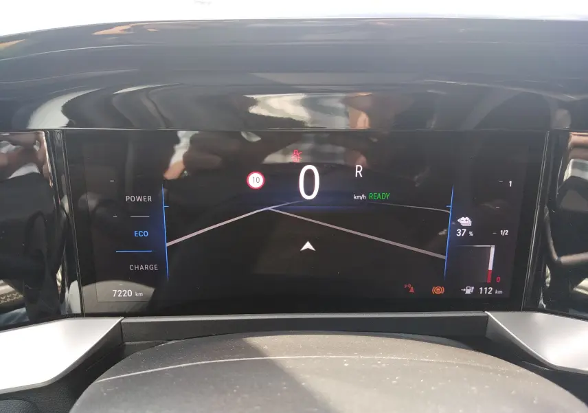 Tableau de bord numérique de l'Opel Mokka Electric gris, affichant la vitesse à 0 km/h et l'autonomie restante.