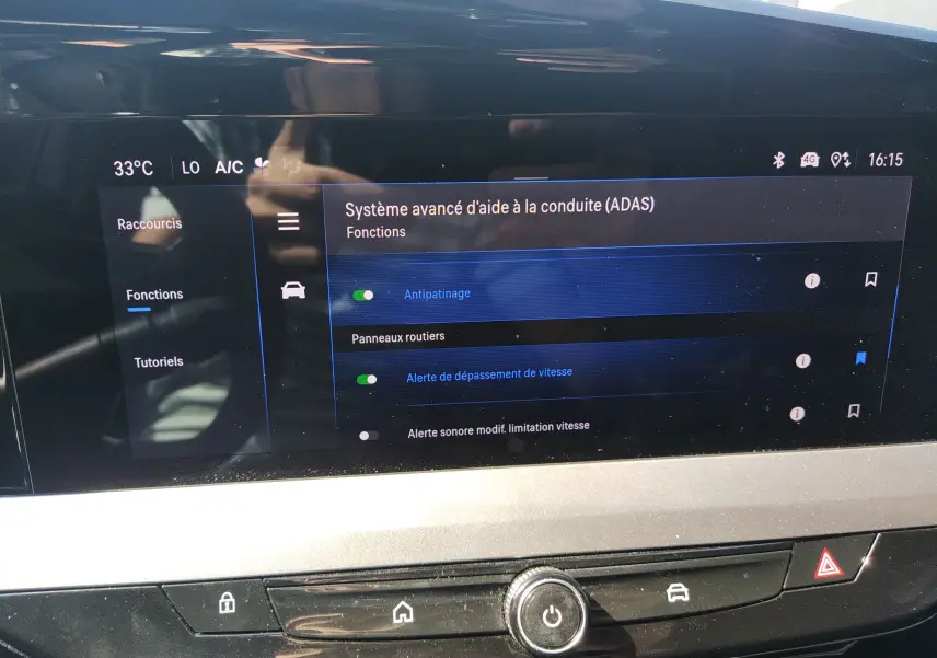 Écran tactile intérieur de l’Opel Mokka Electric 2025 montrant les réglages avancés d’aide à la conduite.