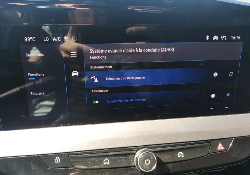 Écran tactile intérieur de l’Opel Mokka Electric gris, affichant les aides à la conduite avancées (ADAS).