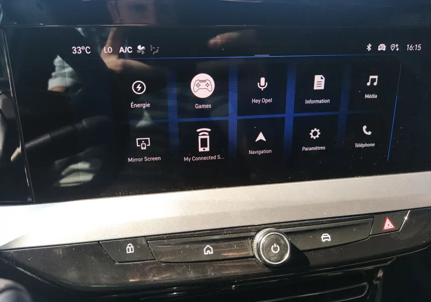 Écran tactile central de l'Opel Mokka Electric 2025 affichant les menus énergie, navigation et médias, dans un intérieur gris.