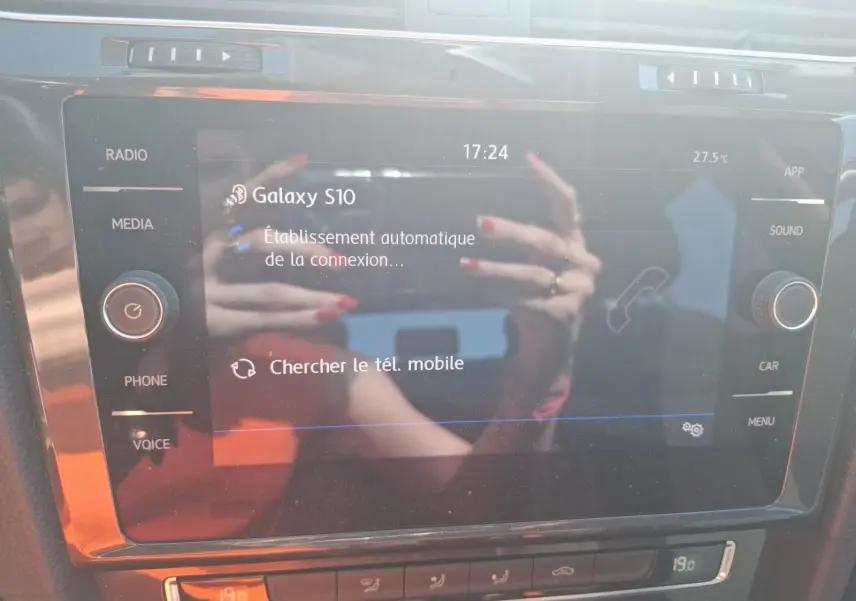 Écran tactile central de la Volkswagen Golf 2019 blanc, affichant la connexion Bluetooth avec un Galaxy S10.