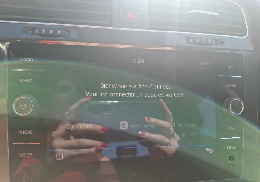 Écran tactile central de la Volkswagen Golf blanc 2019 affichant l'interface App-Connect avec options Android Auto et Apple CarPlay.