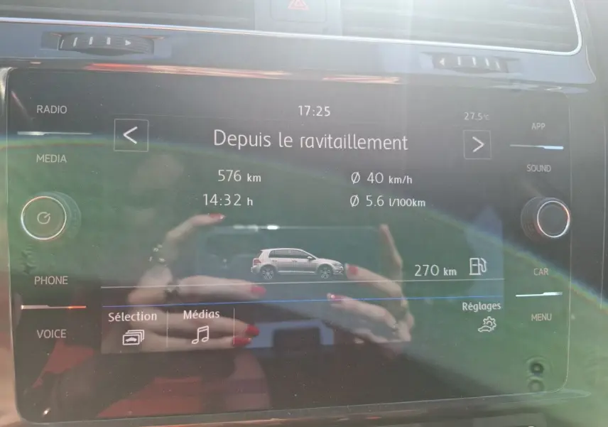 Écran central tactile de Volkswagen Golf blanc 2019 montrant l'autonomie et la consommation depuis le dernier ravitaillement.