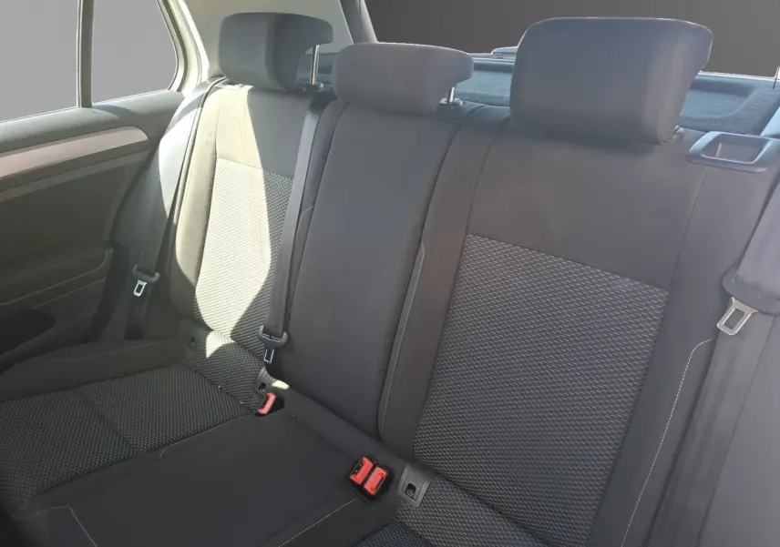 Vue intérieure des sièges arrière noirs du Volkswagen Golf 2019, avec appuie-têtes et ceintures visibles.