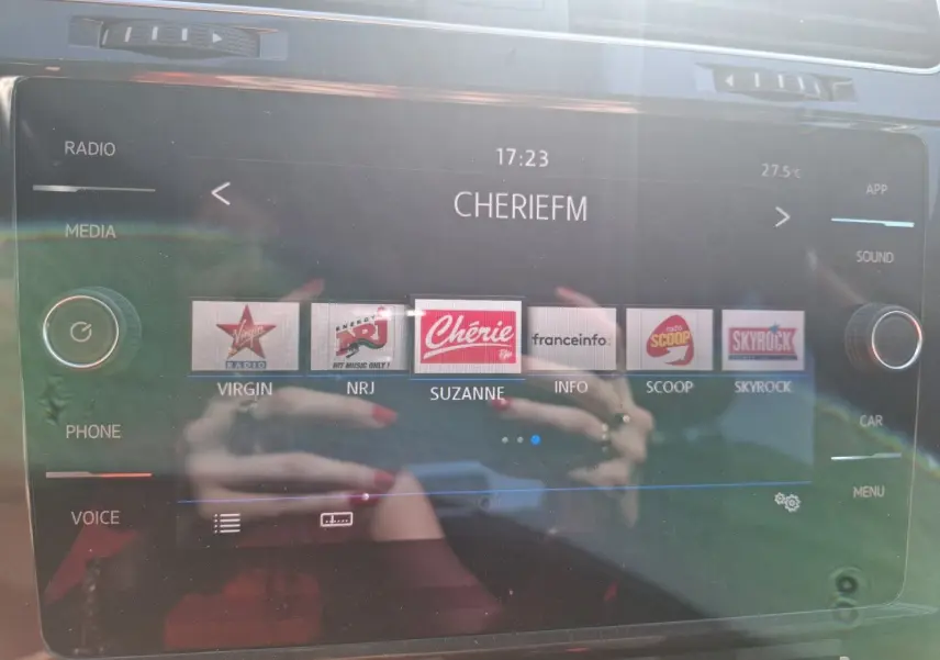 Écran tactile multimédia de Volkswagen Golf 2019 affichant les stations radio avec interface moderne et commandes tactiles.