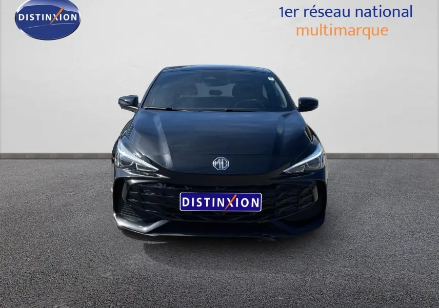Vue avant d’une MG3 1.5L Hybrid+ 195ch en noir Pebble Black Metal avec calandre large et phares LED fins.
