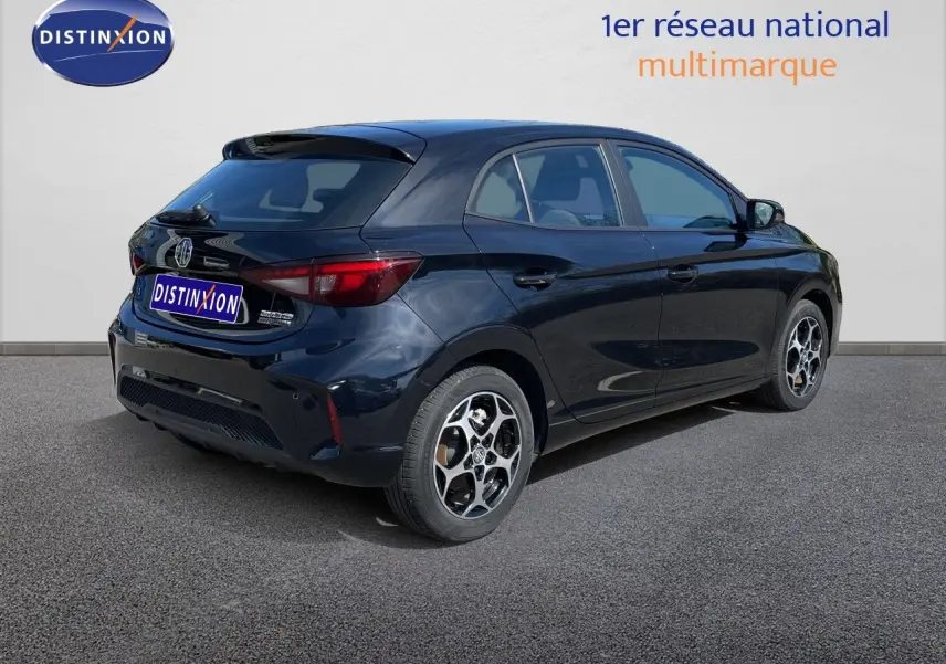 Vue 3/4 arrière droite d'une MG3 1.5L Hybrid+ 195ch Comfort en noir Pebble Black Metal avec jantes alliage distinctives.