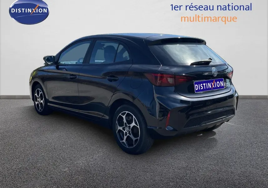 Vue 3/4 arrière gauche d'une MG3 1.5L Hybrid+ 2024 en noir Pebble Black Metal avec jantes distinctives.