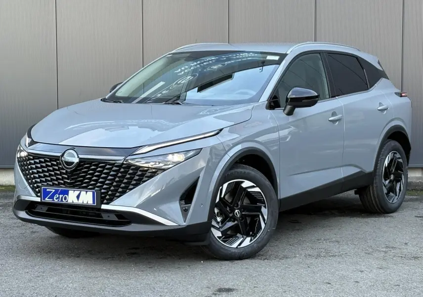 Nissan Qashqai III e-Power gris Ceramic en 3/4 avant droit, avec calandre noire et jantes alliage bicolores.