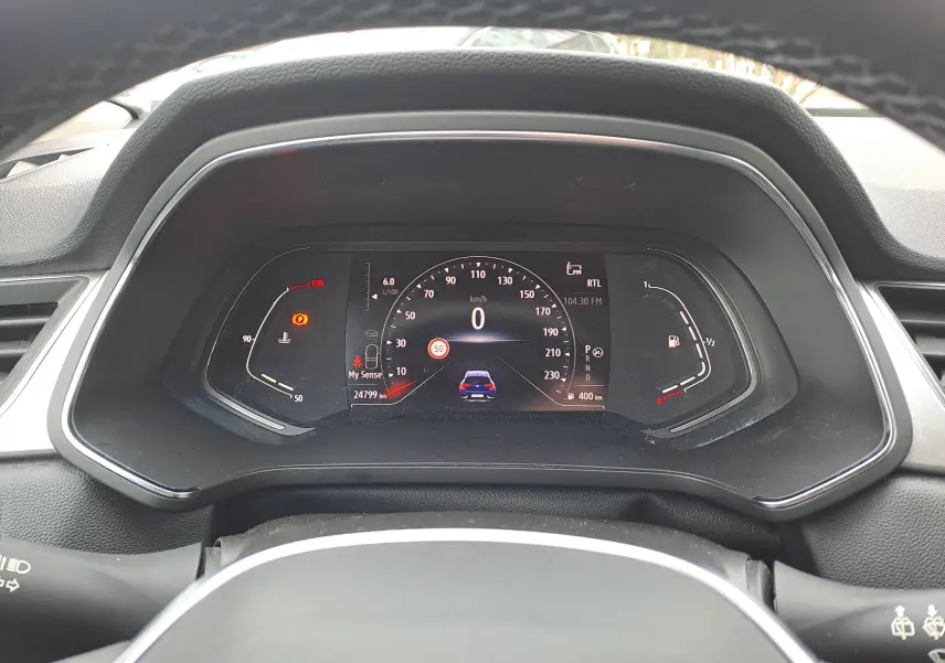Vue rapprochée du tableau de bord numérique du Renault Captur 1.3 TCE 140 Intens, affichage du compteur et jauges.