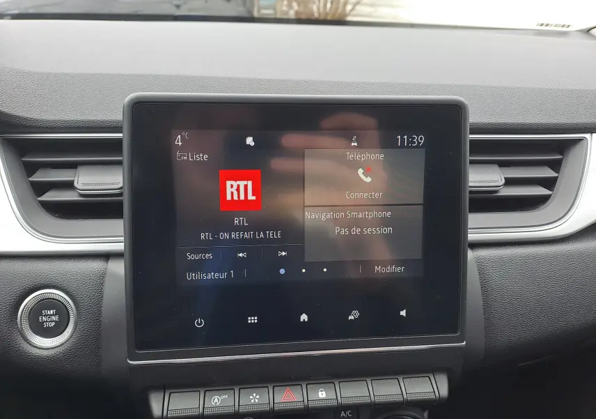 Écran tactile central du tableau de bord du Renault Captur 2022, affichant la radio RTL et les options téléphone.