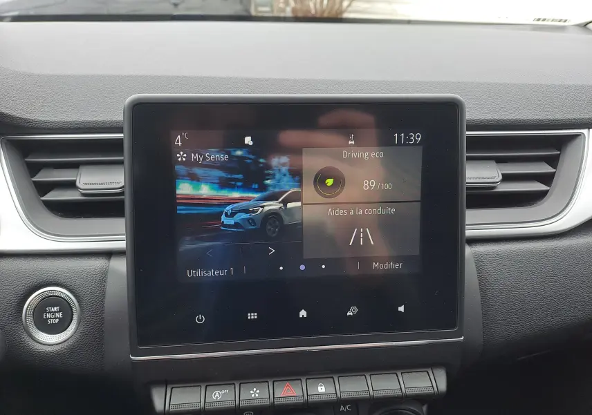 Écran tactile central du tableau de bord du Renault Captur 2022 affichant l'interface de conduite éco.