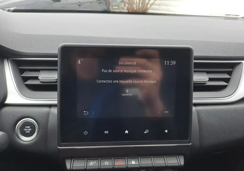 Vue rapprochée de l’écran tactile central du tableau de bord du Renault Captur 2022, affichant un message de connexion Bluetooth.