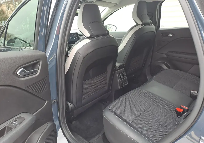 Vue arrière côté gauche de l’habitacle bleu marine du Renault Captur 1.3 TCE 140 Intens avec sièges noirs et gris.
