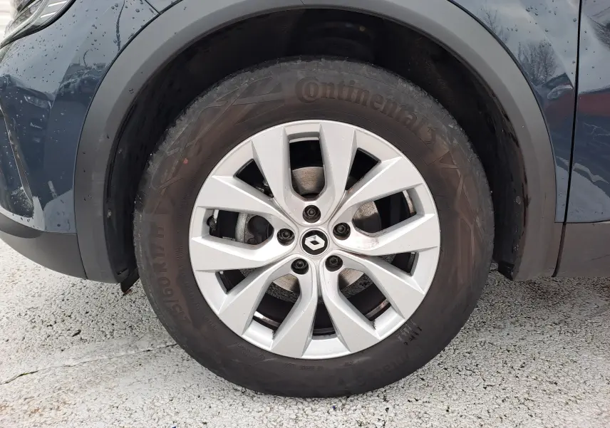 Gros plan sur la roue avant gauche du Renault Captur bleu marine 2022 avec jante alliage et pneu Continental.